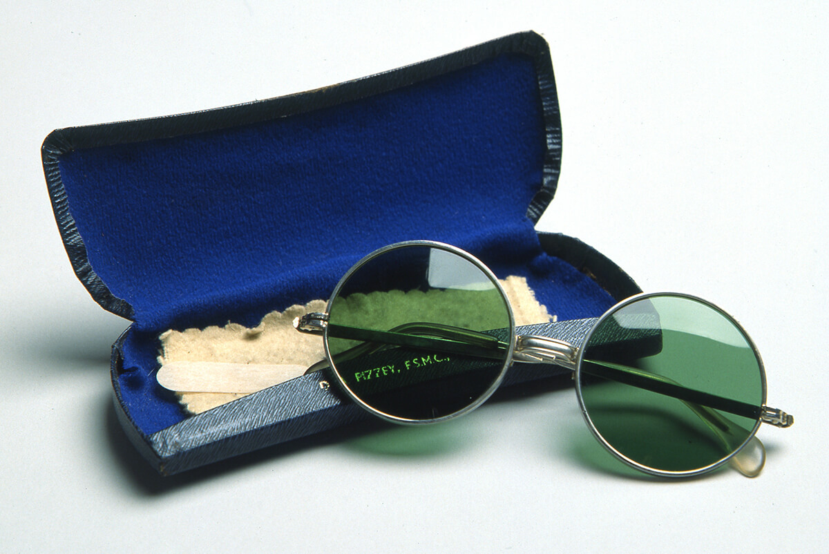 1979年の夏までジョンが使用していたサングラス